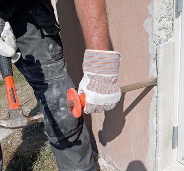 Falsen til isolering av grunnmur hugges ren Falsen til isolering av grunnmur hugges ren med hammer og meisel